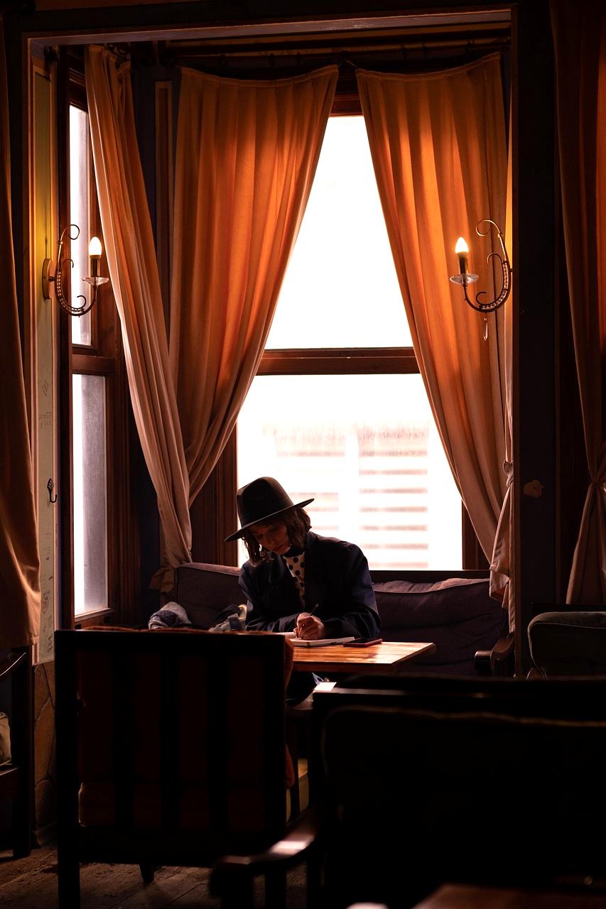 Interno accogliente del ristorante xosaroo con atmosfera calda e tavoli apparecchiati