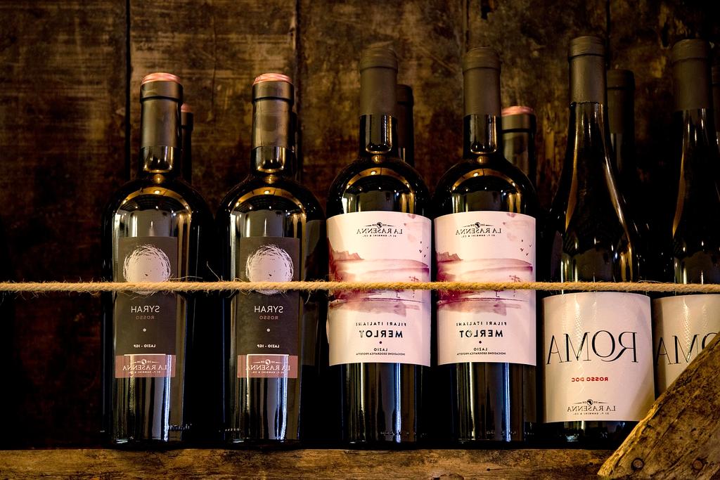 Bottiglia di Barolo Riserva 2018 con bicchiere