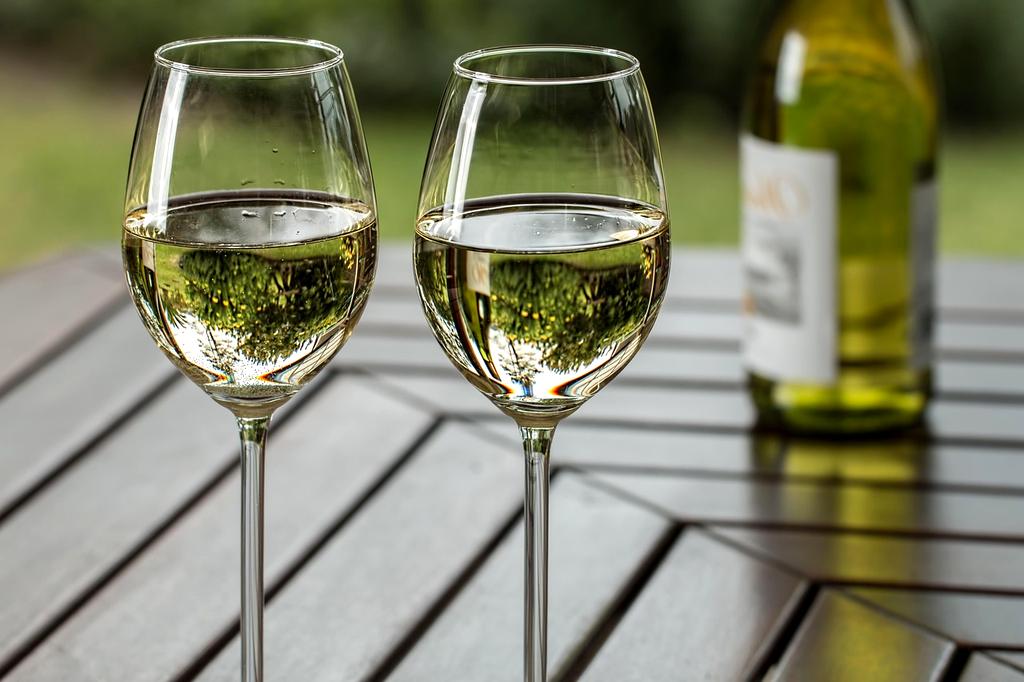 Bottiglie di vini italiani pregiati in esposizione