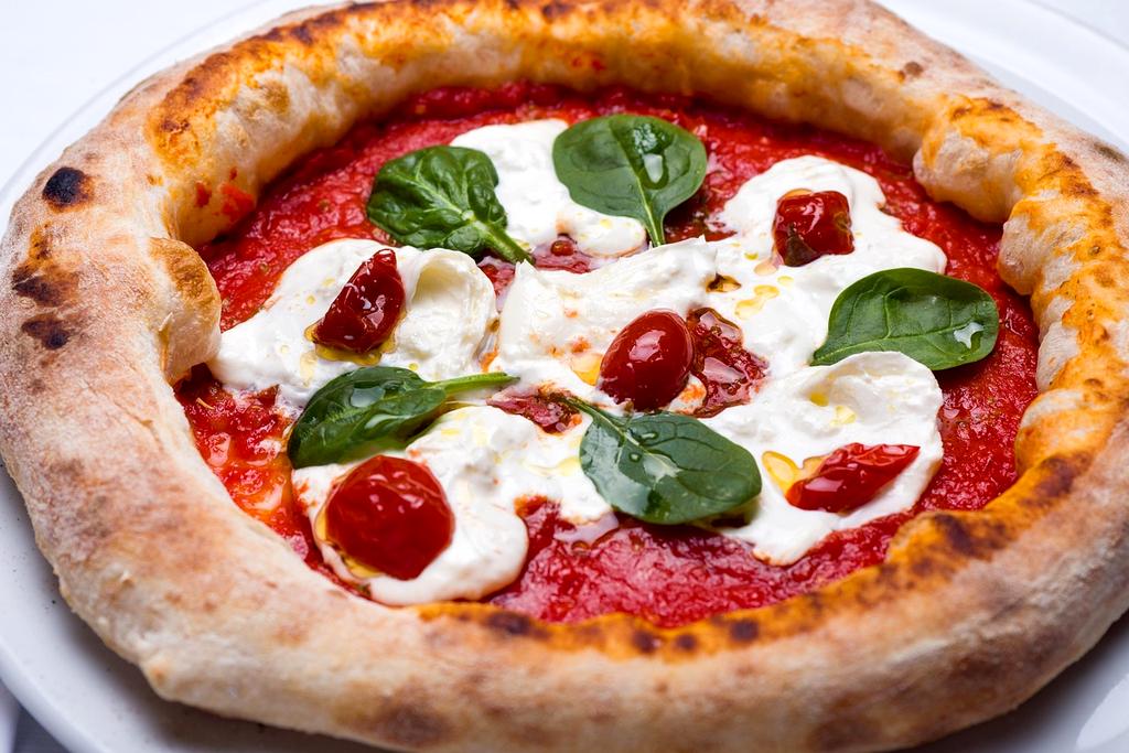 Chef Marco Rossi mentre prepara un piatto tradizionale italiano