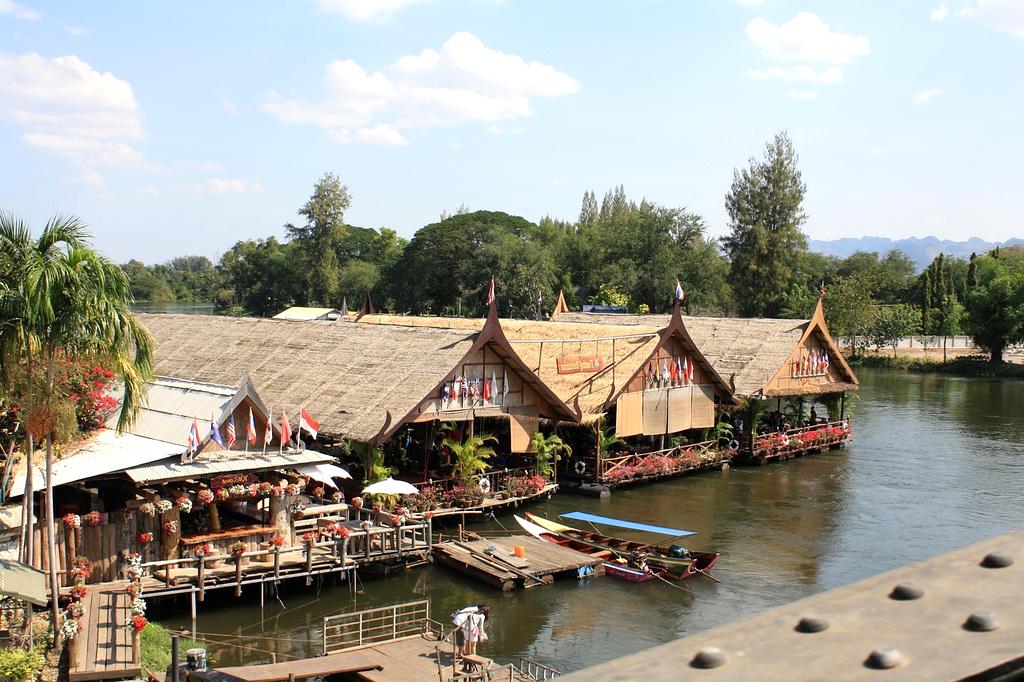 Esterno del ristorante xosaroo con insegna luminosa sulla strada