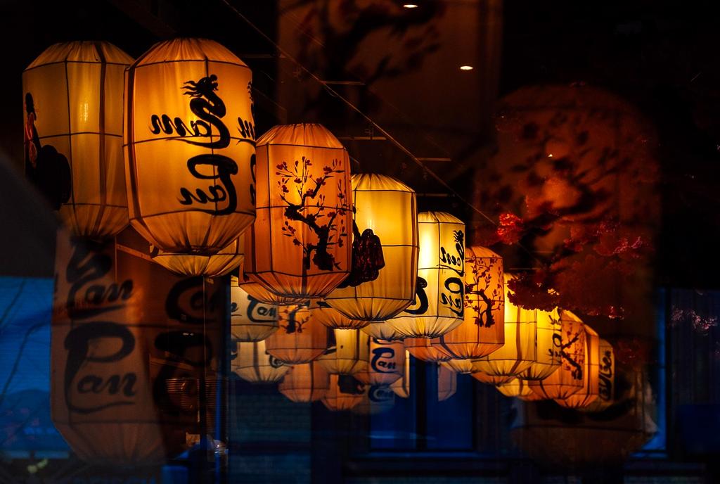 Sala da pranzo del ristorante con tavoli apparecchiati e luci soffuse