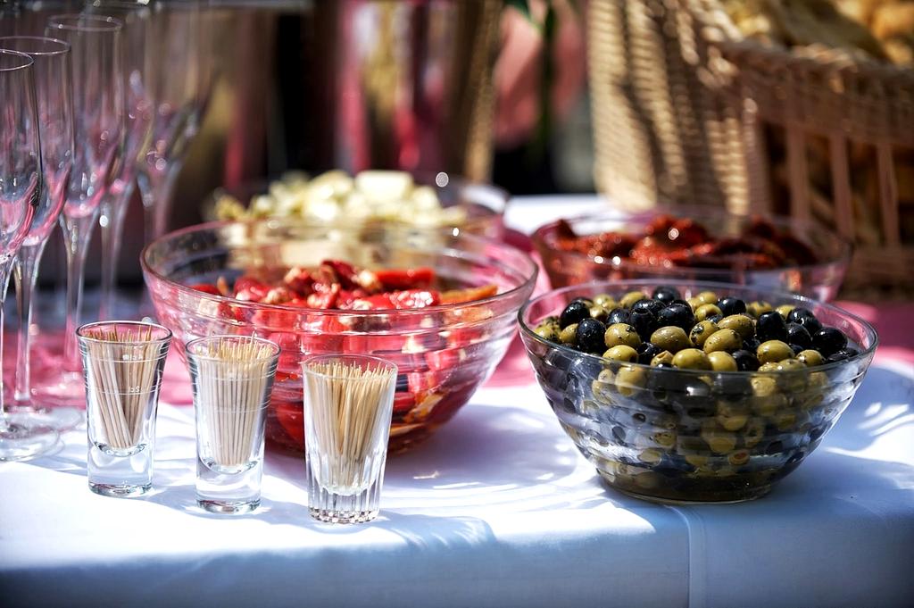 Piatto di pasta fresca con pomodorini e basilico sul tavolo