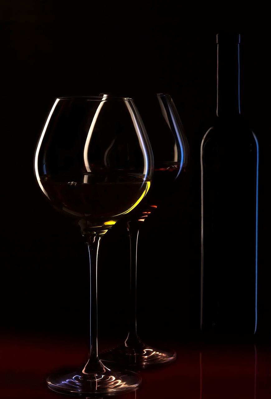 Dettaglio di un calice di vino rosso su tavolo elegante