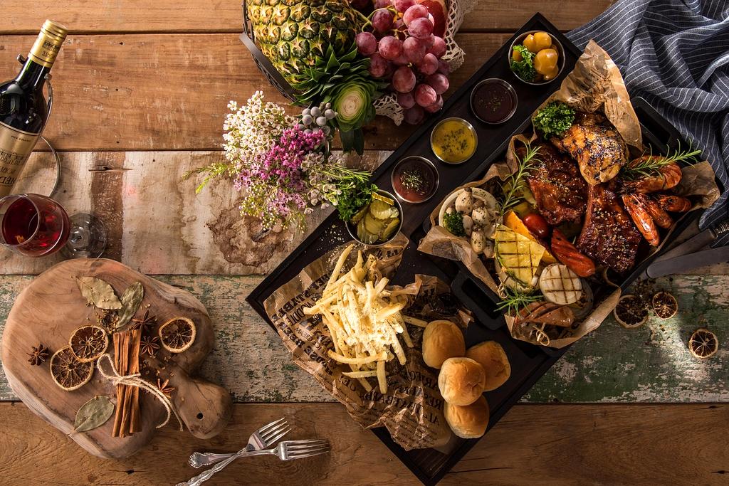 Antipasto italiano con salumi e formaggi