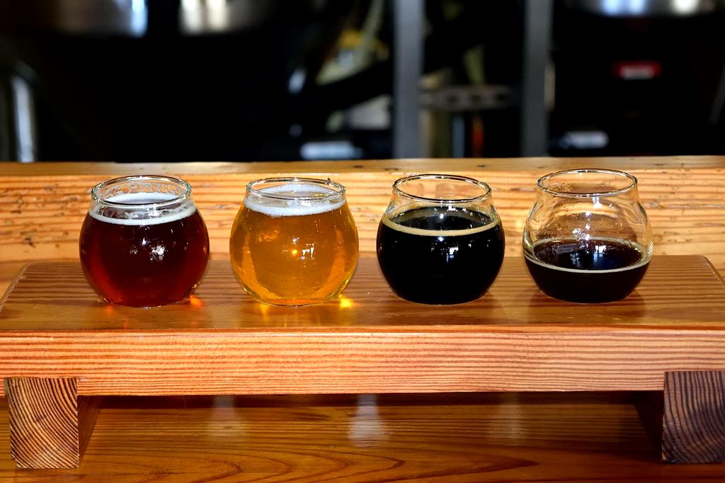 Sommelier professionista durante degustazione vini